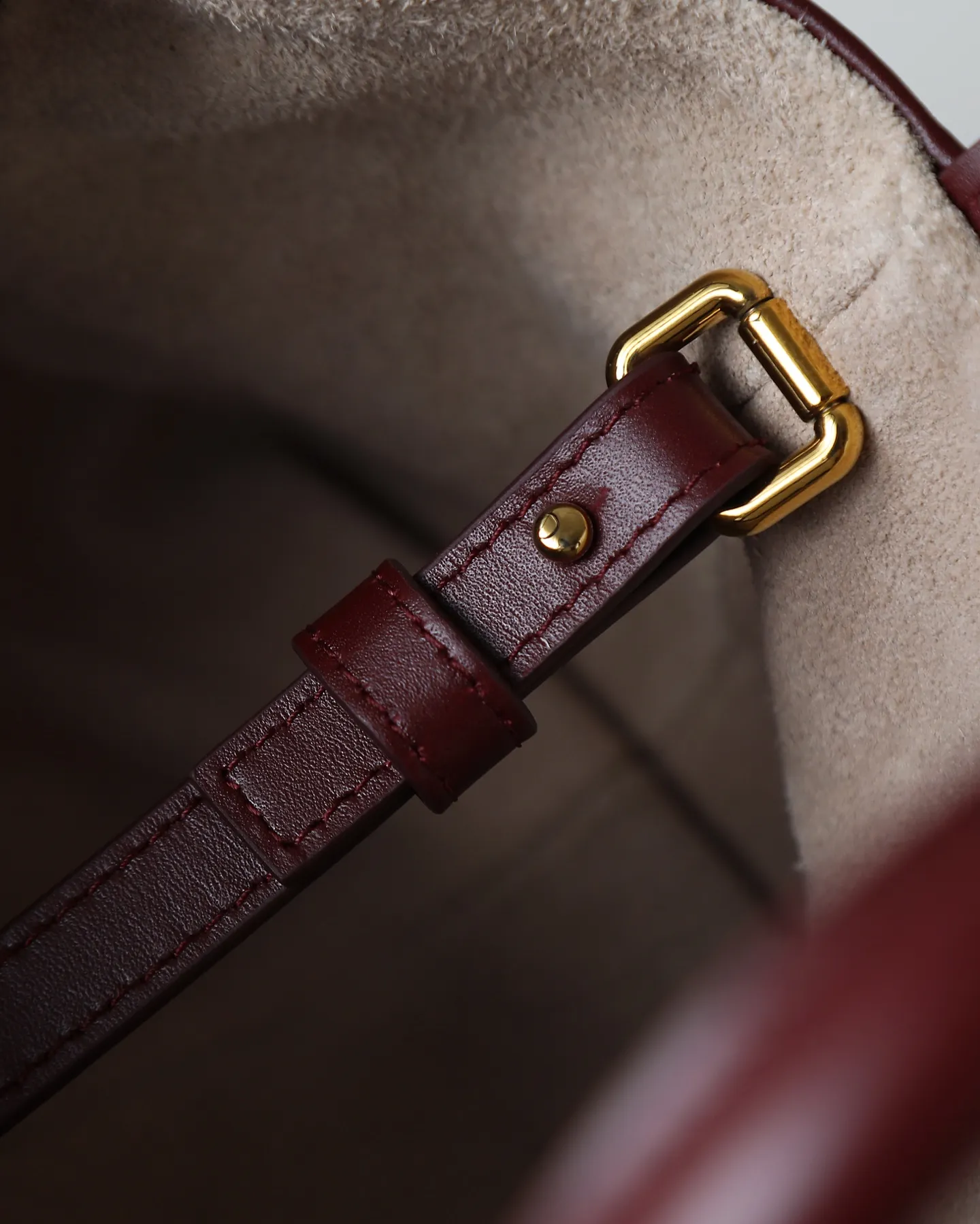1000. BOTTEGA VENETA's 2025 new product pinacoteca has super soft leather, and the weaving function, practicality and relaxed fashion sense have not been lost ❤️‍🔥Amway is a must-have bag for sisters when going out. The size also accurately meets the commuting needs of urban beauties, and it can fit everything! ! ! 🔥The capacity should not be underestimated~ It doesn’t pick the person, the occasion, or the occasion. With its majestic curved outline, exquisite woven texture, delicate edges and rounded handles, this woven vegetable basket bag truly achieves the goal of “dressing up and being fashionable without getting in the way”~ Are you interested in Jimei? Style number: 819004 Size: 24*15*12cm